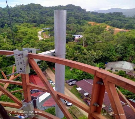 Mast section and mounting