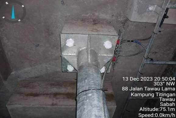Base fixing detail at rooftop level